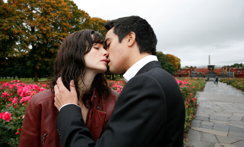 Et par kysser hverandre i Vigelandsparken. Foto.