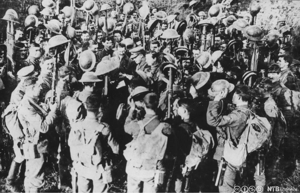 En britisk offiser leser opp teksten i våpenhvileavtalen for britiske soldater på vestfronten, 11. november 1918. Foto.