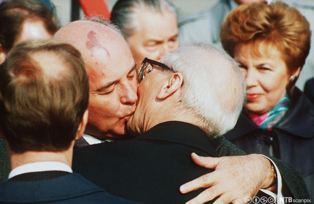 En tilsynelatende hjertelig omfavnelse mellom Gorbatsjov og Honecker. Foto.