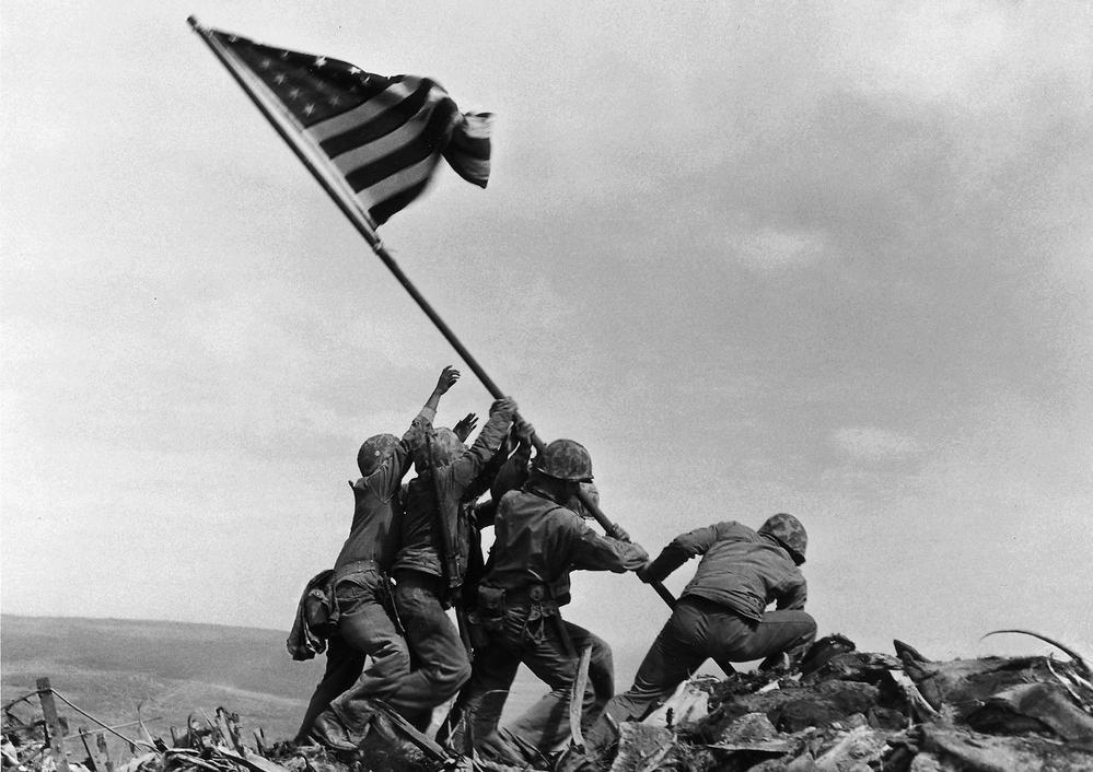 Soldater reiser et amerikansk flagg. Foto. 
