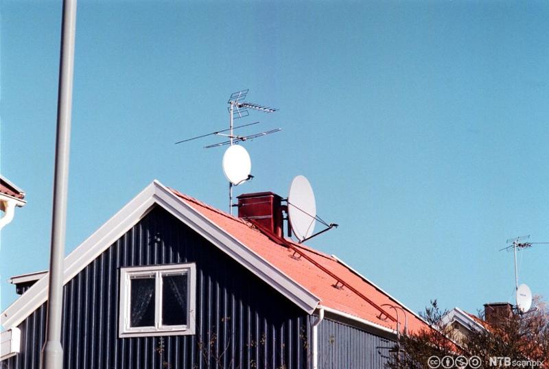 Bilde av antenner på villa. Foto.