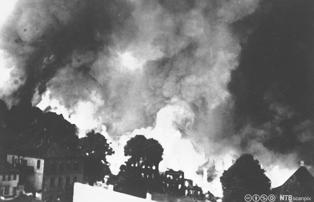 Narvik i brann etter tysk flyangrep 1. juni 1940