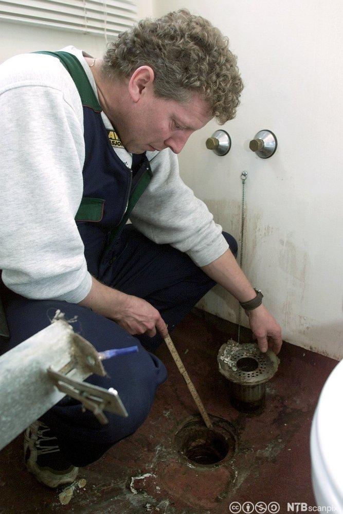 Rørlegger Rune Olsen i arbeid. Foto.