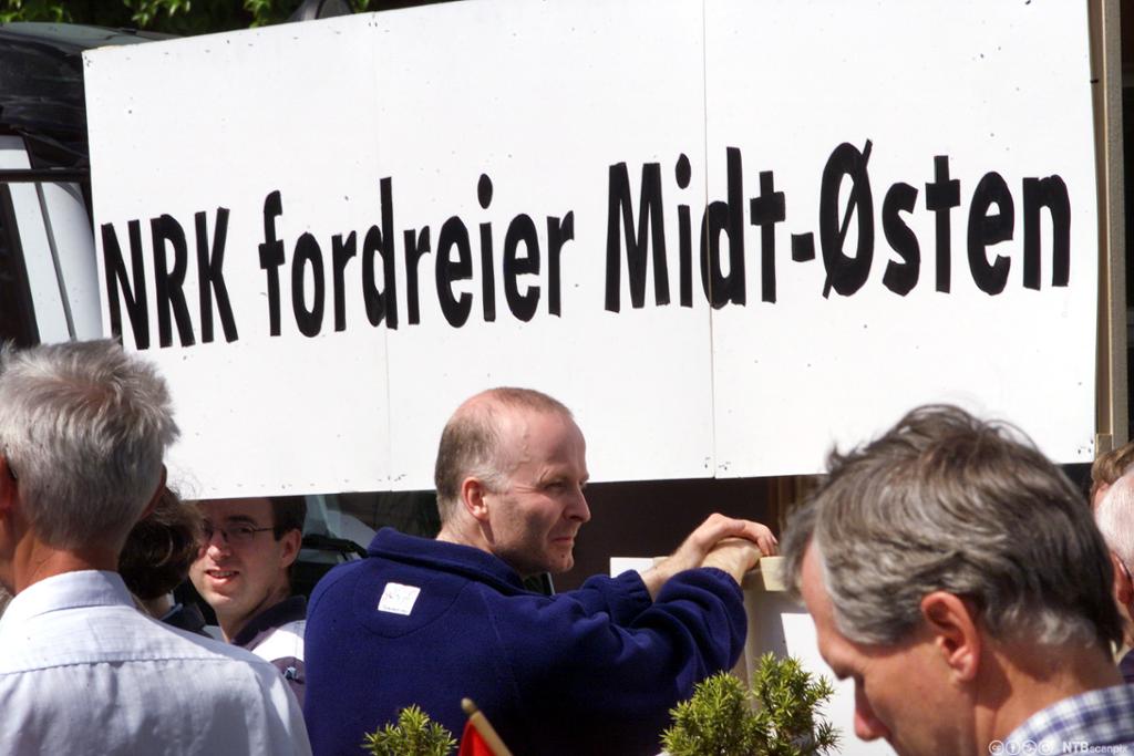 En pro-israelsk demonstrasjon utenfor NRK på Marienlyst, med krass kritikk av NRKs midtøsten-dekning.