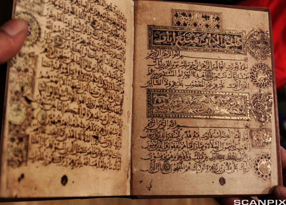 kopi av koranen, illustrert av den islamske kalligrafen Ibn el-Bawab. Foto.