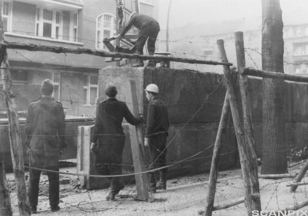Bygging av Berlinmuren. Foto.