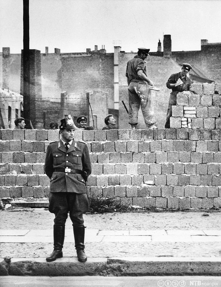 Bygging av Berlinmuren