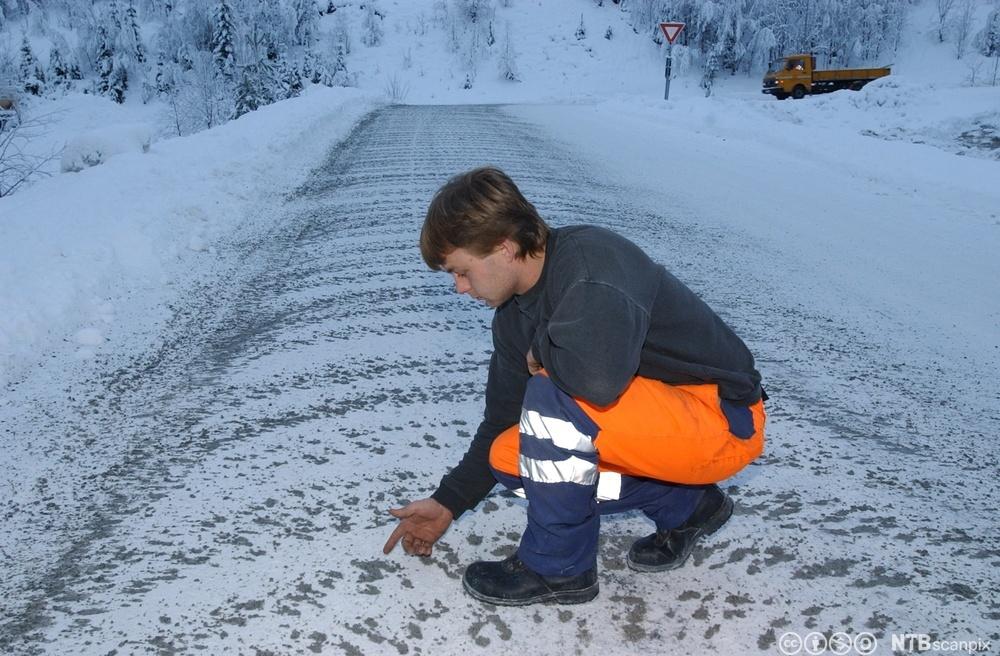 Bilde av en sjåfør som viser et nytt strøbilkonsept i Åmot, Telemark. Sanden blir oppvarmet før den strøes, og fester seg i isen etter at den er strødd.
