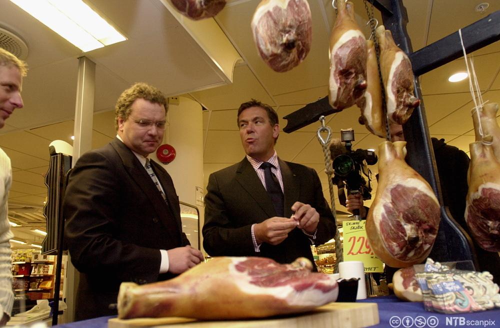Stein Erik Hagen (t.h.) og landbruksminister Lars Sponheim smaker på spekeskinke. Foto