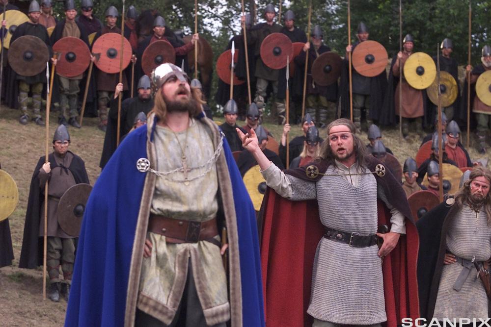 Skuespillere utkledd som kong Olav og mennene hans. Fotografi.