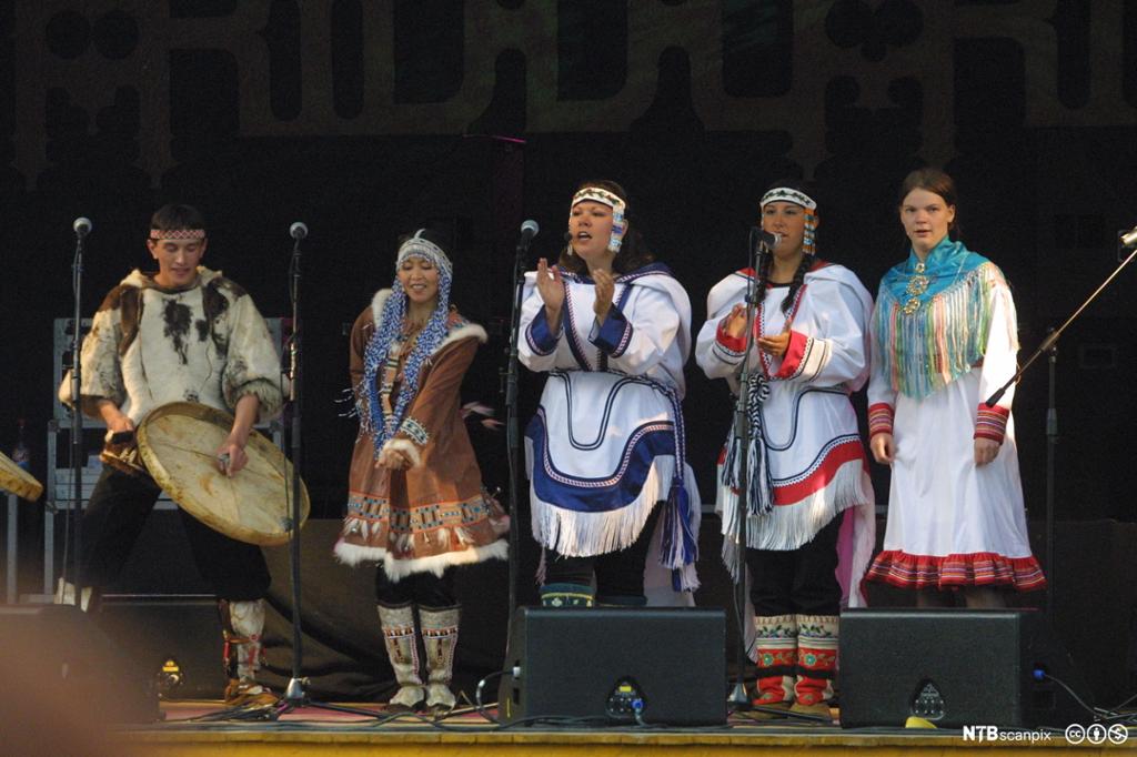 Strupesangere fra Tuva i Sentral-Sibir og Sara Marielle Gaup opptrer på Riddu riddu-scene. Foto
