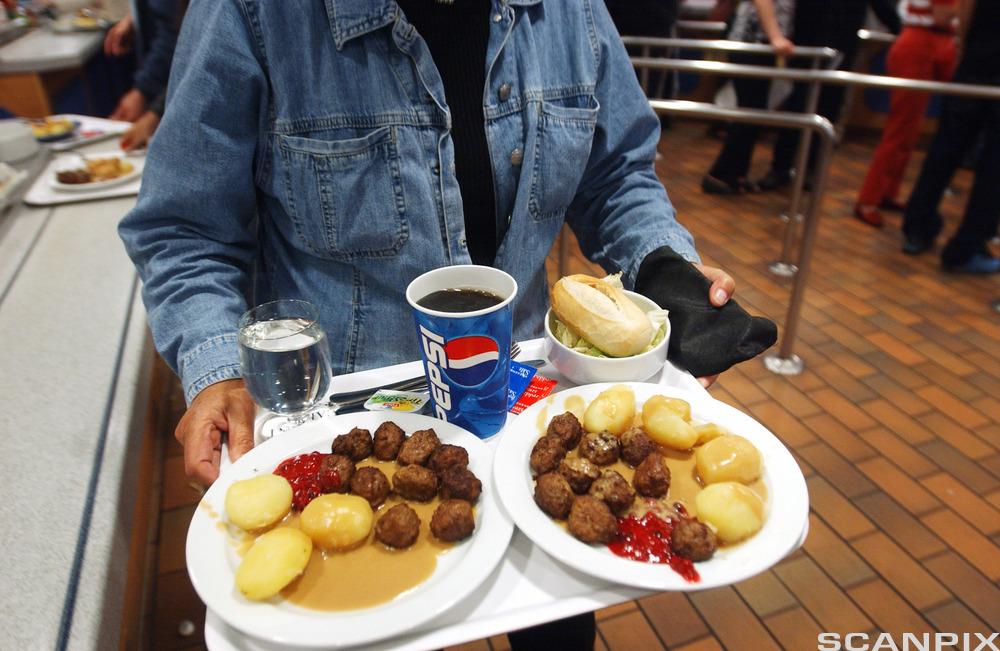 Kjøttboller og Pepsi i restauranten på IKEA. Foto.
