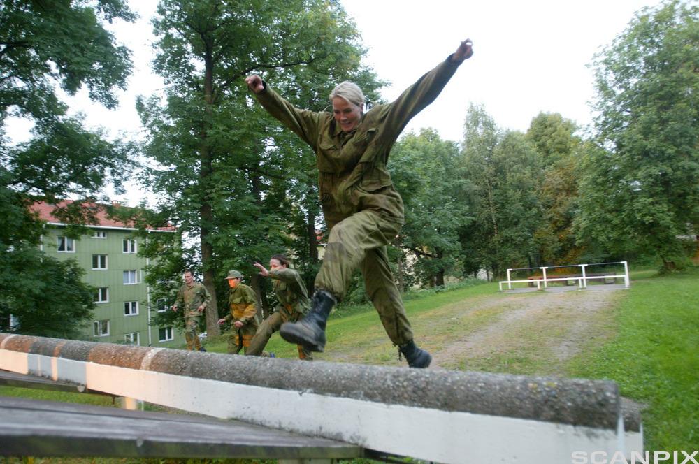 Gro Hammerseng trener spenst sammen med kvinnenes landslag i håndball på Krigsskolen i Oslo.