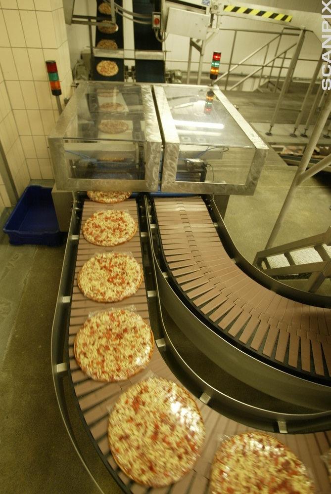 Bildet viser pizza på samlebånd