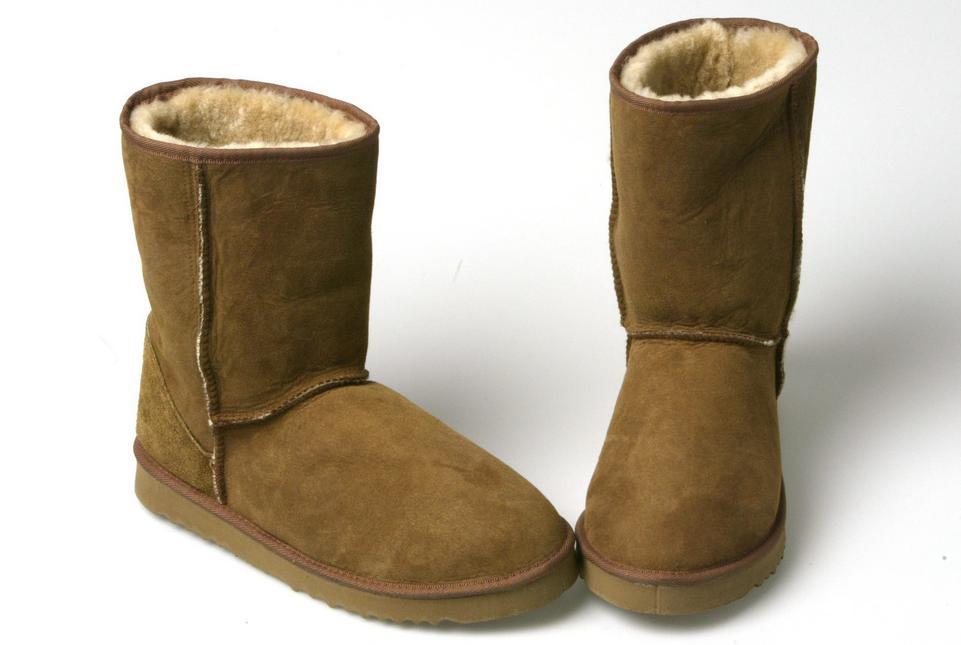 Et par brune støvler som er laget av saueskinn og ull. Foto.