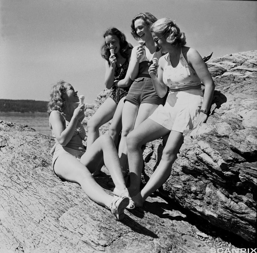 Bilde av unge kvinner som spiser is i strålende solskinn sommeren 1947.