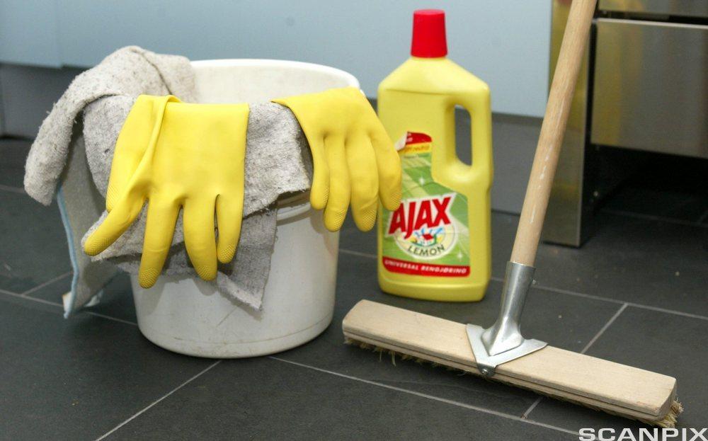   Nærbilde av vaskebøtte, vaskeklut, gummihansker, Ajax reingjøringsmiddel og vaskekost. Foto.