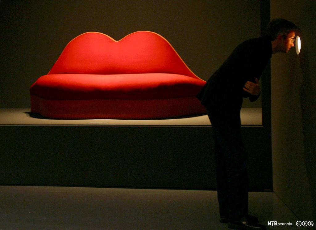 Salvador Dalís berømte Mae West-sofa, en rød sofa som ser ut som en kvinnemunn. Foto.