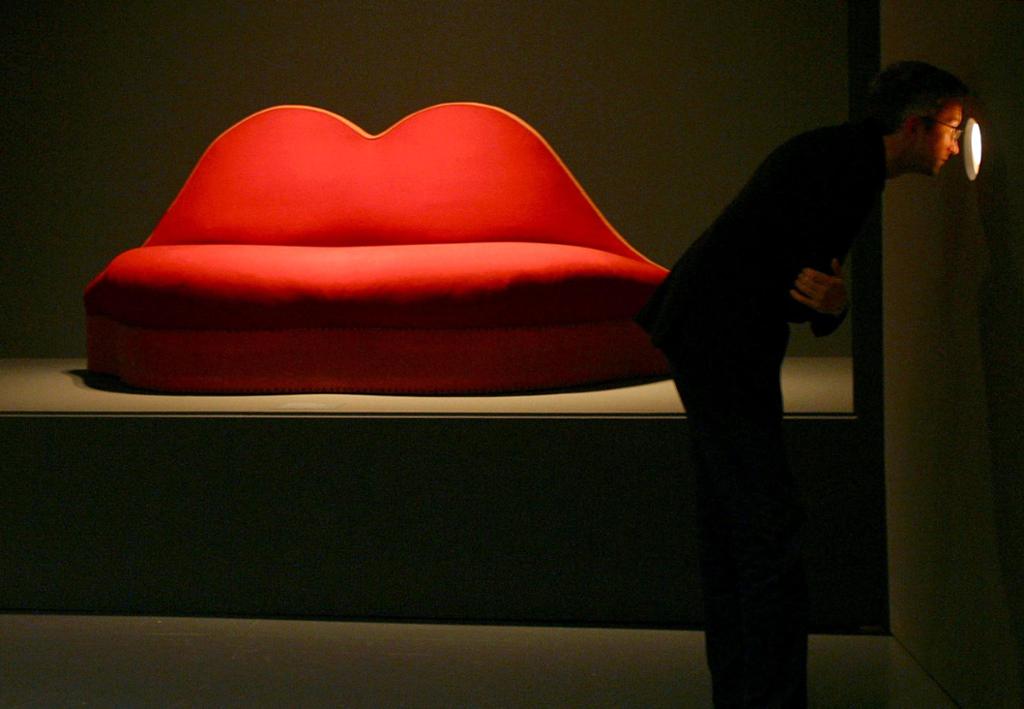 Salvador Dalís berømte Mae West-sofa, en rød sofa som ser ut som en kvinnemunn. Foto.