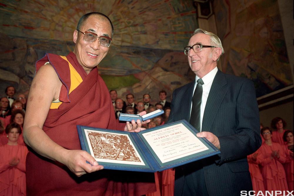 Dalai Lama mottar Nobels fredspris. Foto.