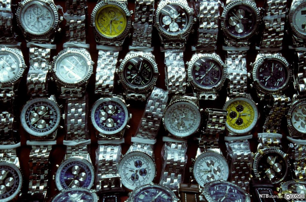Mange armbåndsur. Foto.