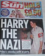 Forsiden på den engelske avisa The Sun. Hovedoppslaget er et bilde av britiske prins Harry med et armbind med hakekors. Overskriften er Harry the Nazi. Foto.