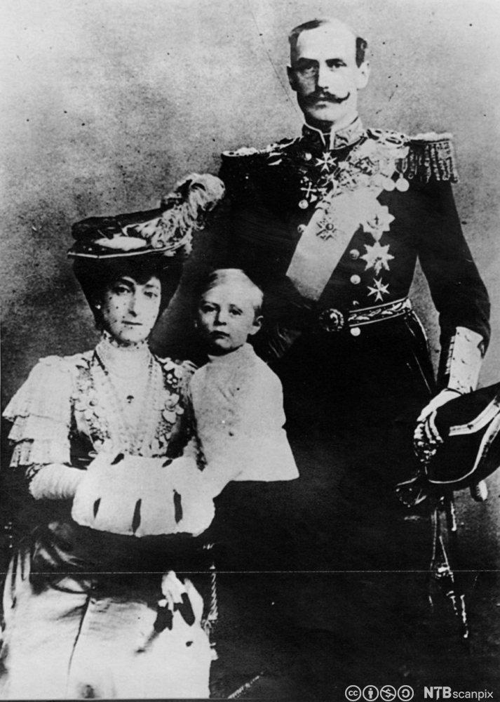 Den norske kongefamilien kort tid etter at de ankom Norge i 1905. Foto.