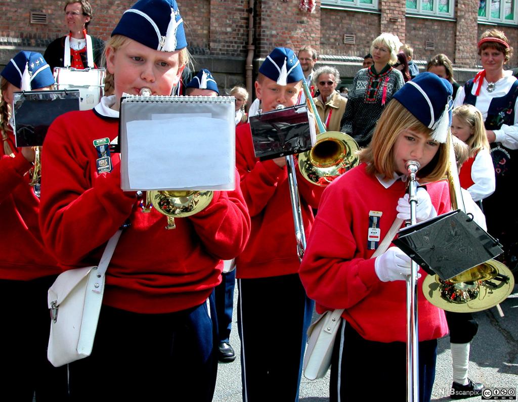 Unge korpsmusikanter. Foto.