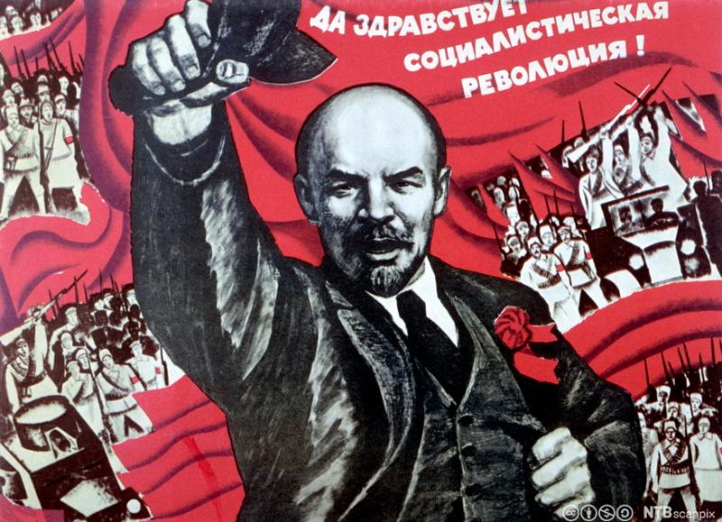 Lenin seirer i borgerkrigen. Mann står i sort dress med en kaps i handa som han løfter opp. Han har et fast uttrykk i ansiktet. Han har rød sløyfe på jakkeslaget, det er rødere bannere og flokker med soldater som bærer våpen i bakgrunnen. Propagandaplakat.