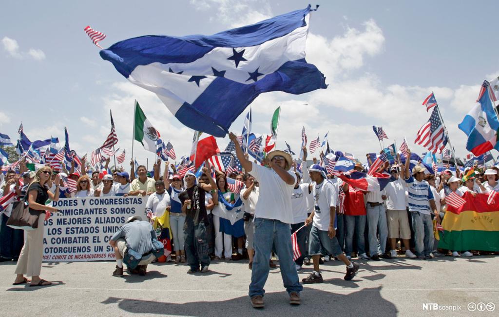 Immigranter protesterer i Florida. Foto.