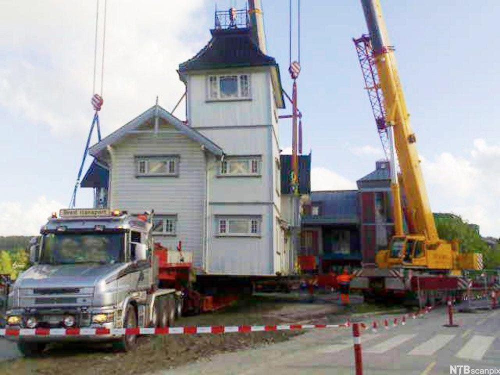 Flytting av hus på lastebil. Foto.