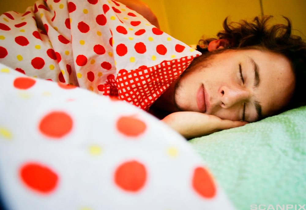 Ung gutt sover. Foto.