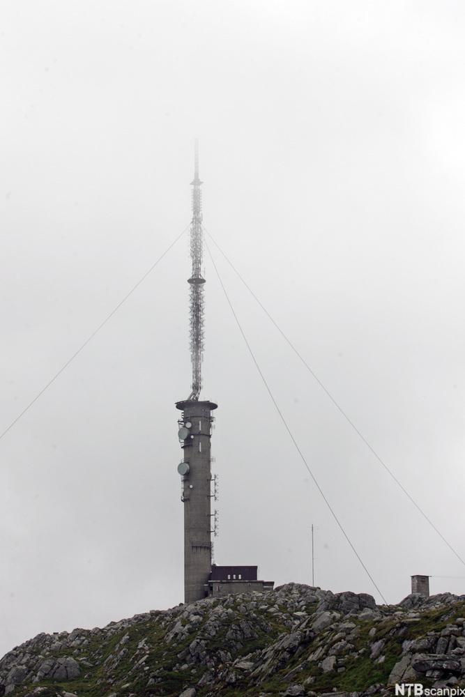 Mast med hovedsender og UHF antenner på fjellknaus.foto.