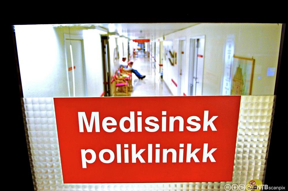 Døren inn til Medisinsk poliklinikk. Foto.