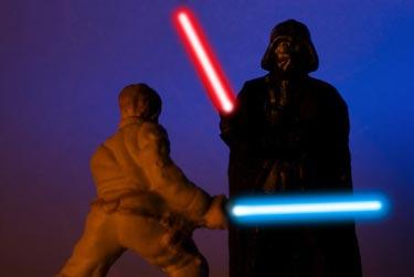 Actionfigurer av Luke Skywalker og Darth Vader fra Star Wars-filmene slåss med lyssabler. Foto.