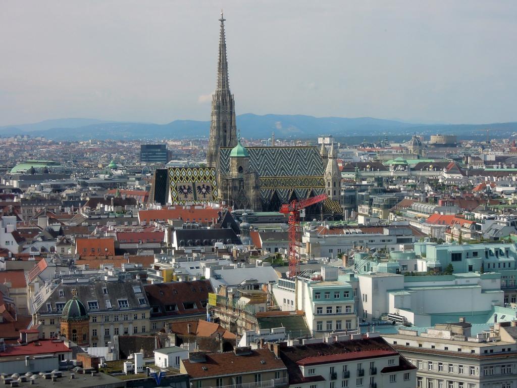 Oversiktsbilde av sentrum av Wien, med Stephansdomen i midten. Foto.