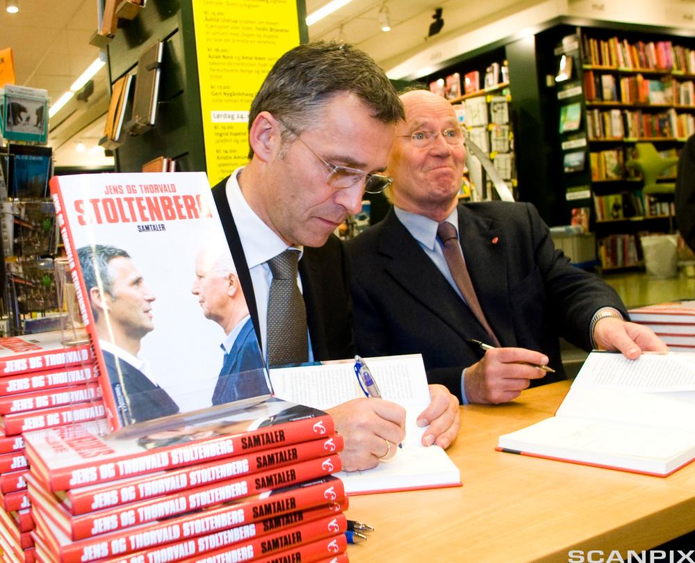 Thorvald og Jens Stoltenberg på boksignering i Tanum bokhandel på Karl Johans gate i 2009. Foto..