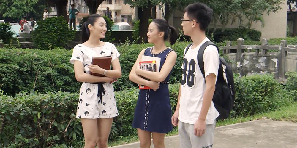 Tre kinesiske studenter i parken. Foto.
