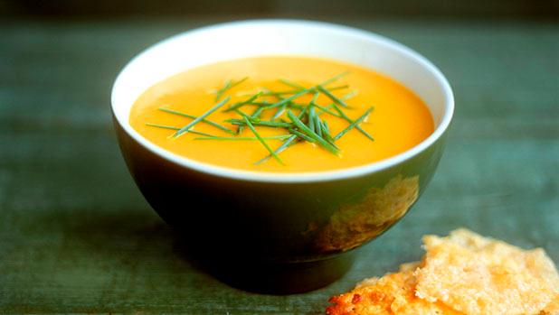 Kremet gulrotsuppe med appelsinzest. Foto.