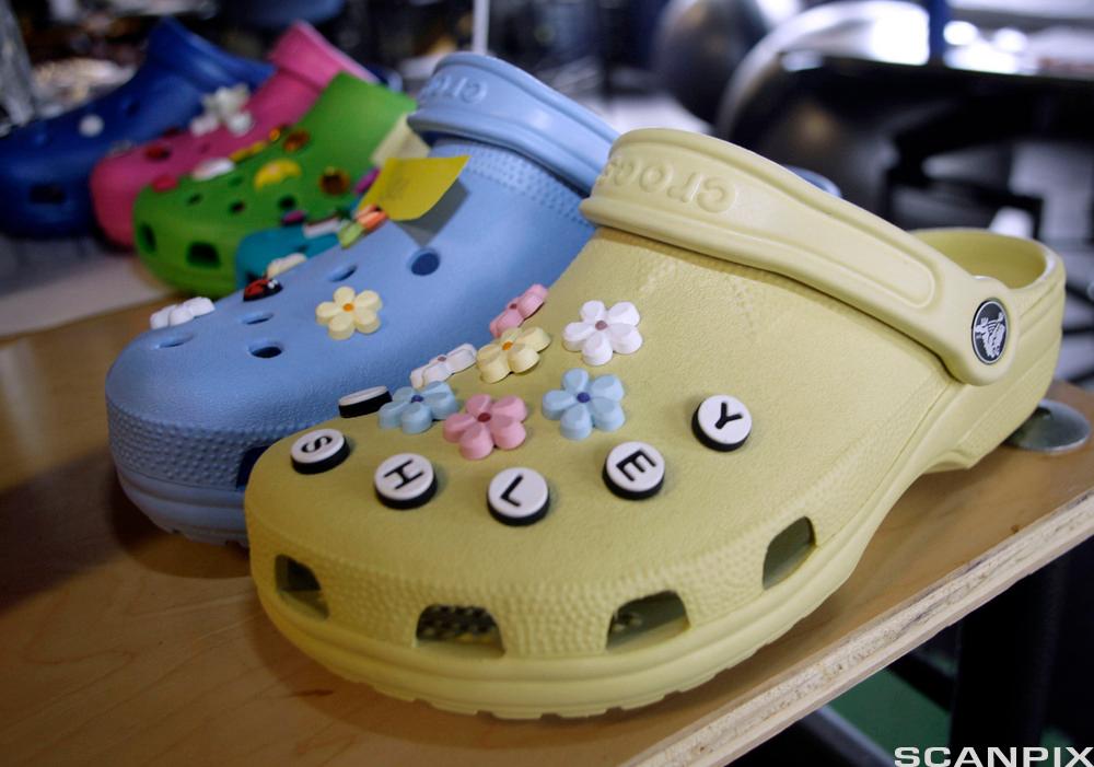 Dekorerte Crocs. Foto.