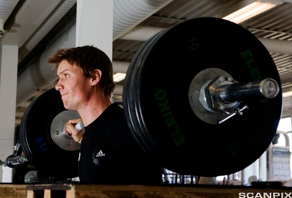 Spydkasteren Andreas Thorkildsen trener styrketrening