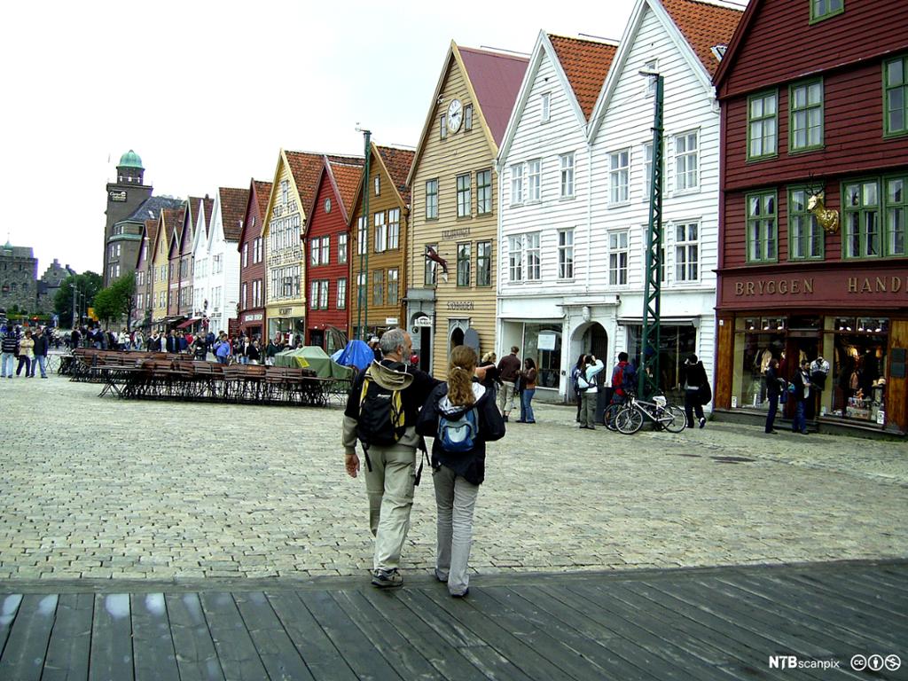 Guide hjelper turist. Foto.
