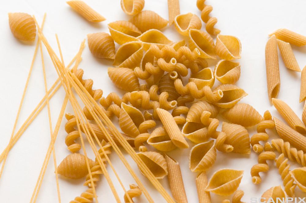 Ulike typer pasta på ei hvit flate. Foto.