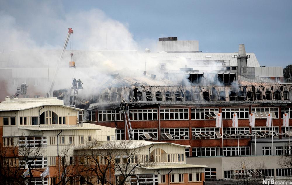 Hus som det kommer røyk ut av. Foto