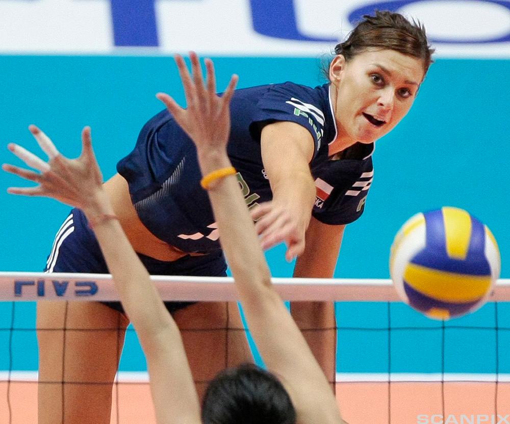 jente hopper opp og smasher i volleyball