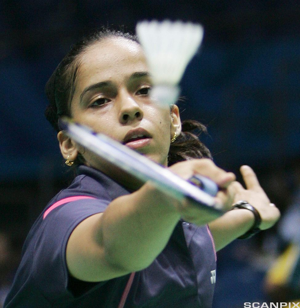 Jente spiller badminton. Foto.