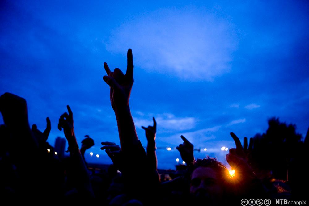 Tilskuere på rockekonsert. Foto.