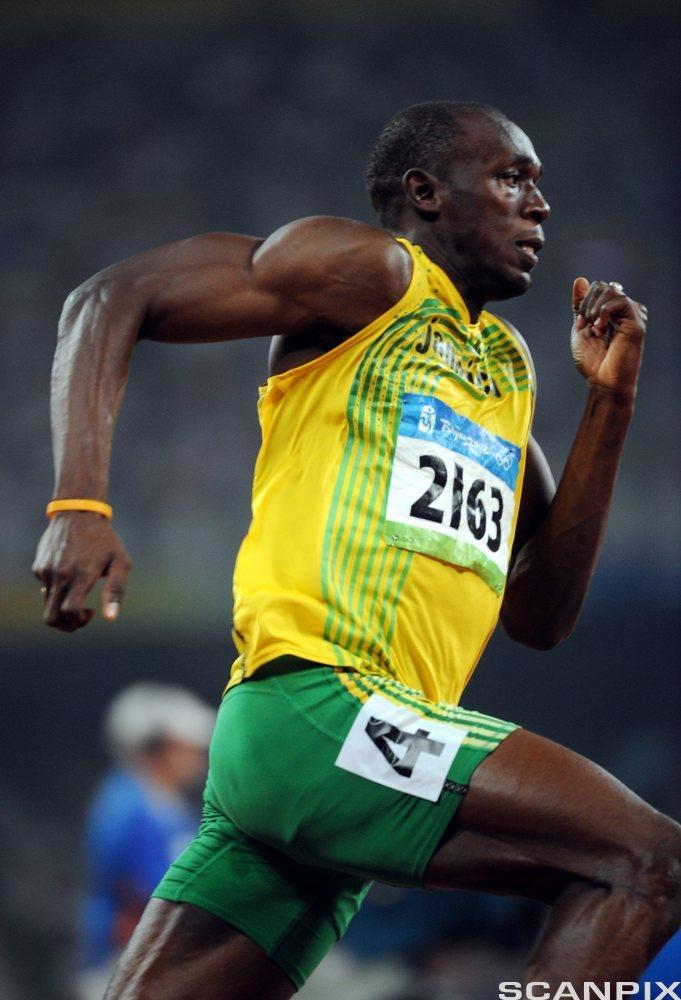 Usain Bolt viser muskelstyrke. Foto.