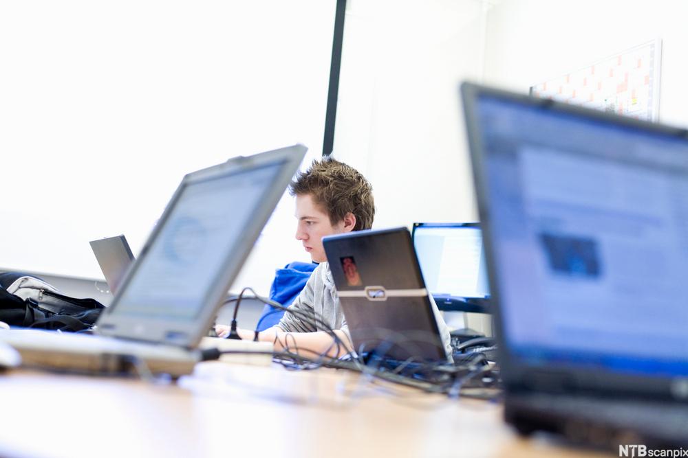 Bilde av elev foran PC. Foto.