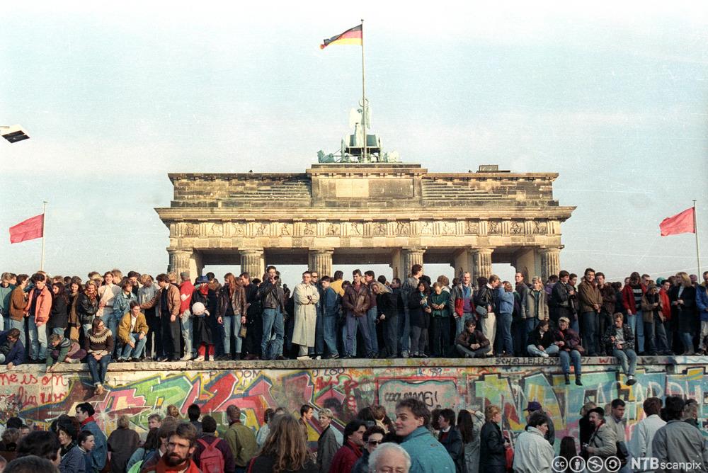 Vest-Berlinere på Berlinmuren, november 1989